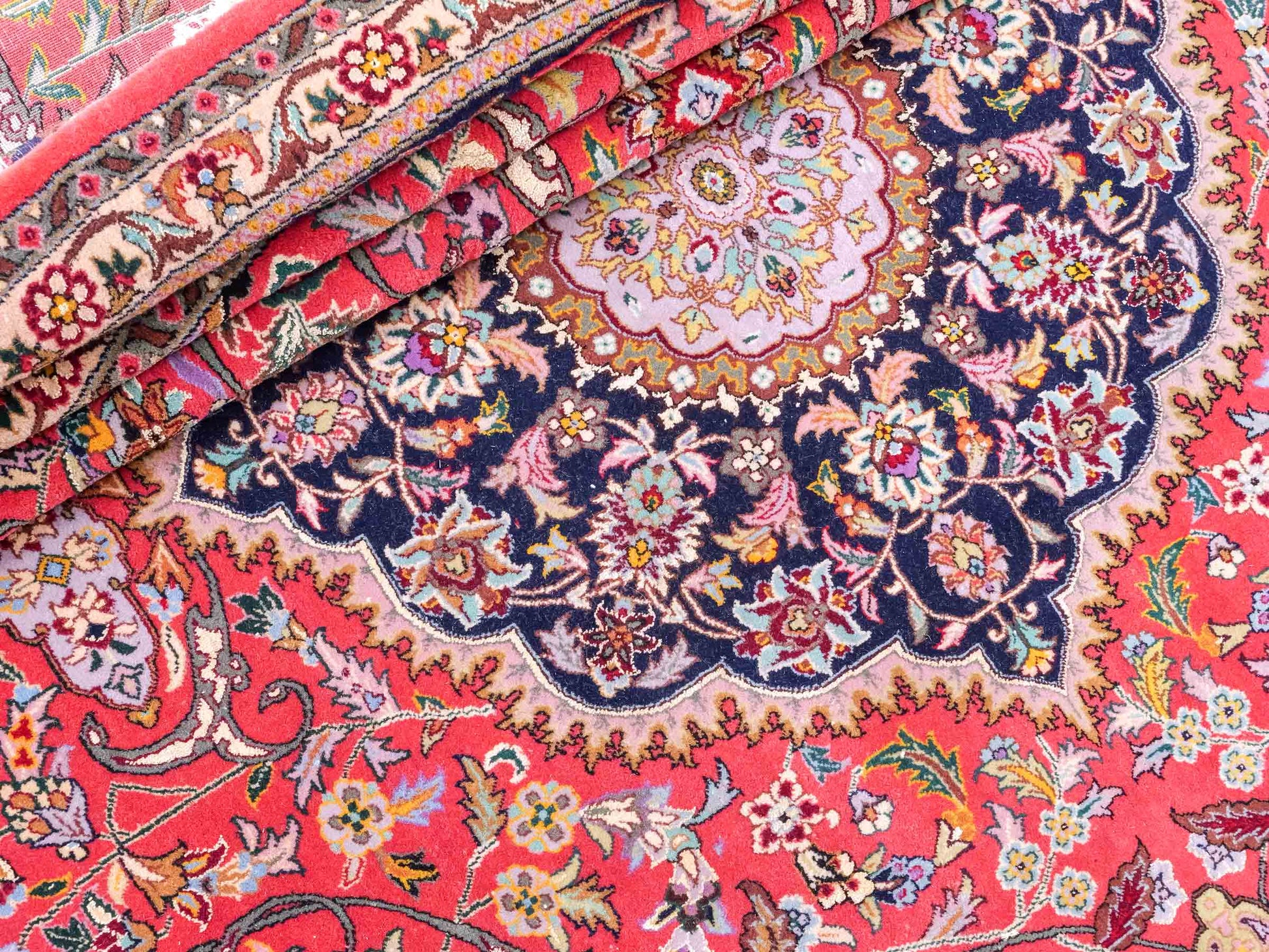 Sehr feiner, runder, handgeknüpfter Khademi Orientteppich mit Täbriz Design aus Wolle und Seide, rot, blau. 272x272 cm. Vertrieb durch Jupiter Intl.