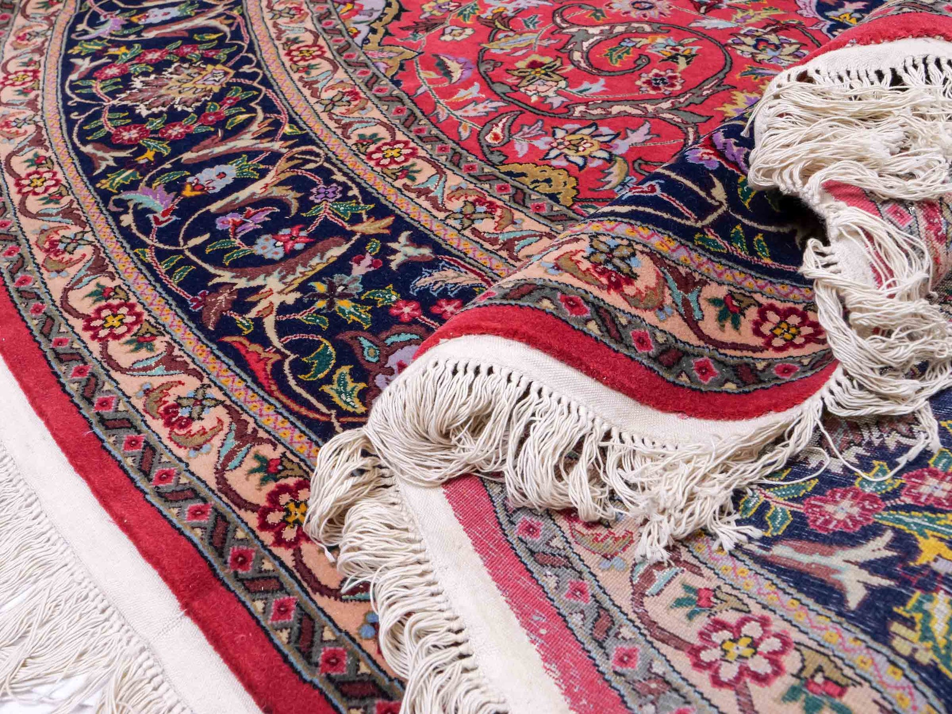 Sehr feiner, runder, handgeknüpfter Khademi Orientteppich mit Täbriz Design aus Wolle und Seide, rot, blau. 272x272 cm. Vertrieb durch Jupiter Intl.