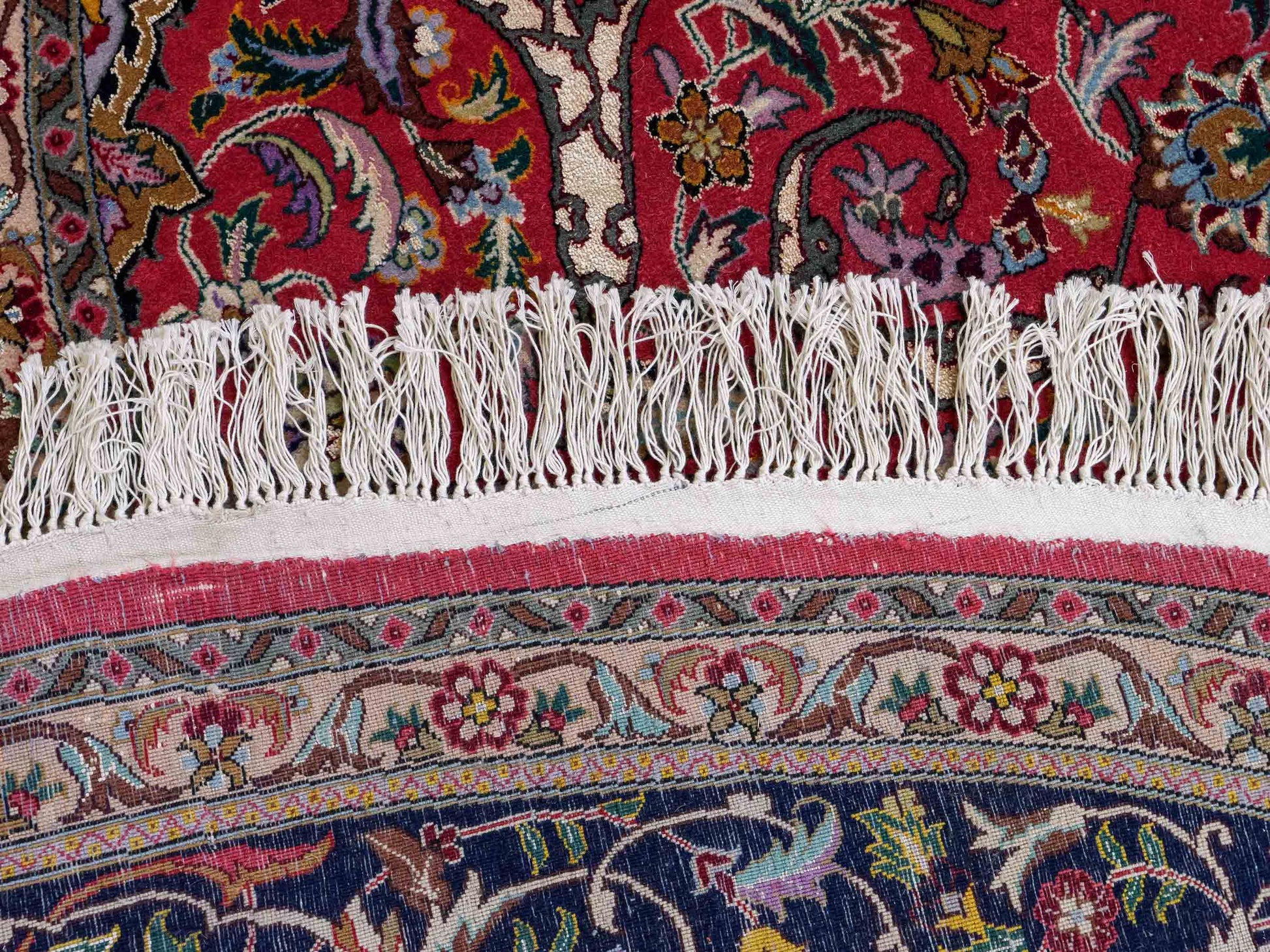 Sehr feiner, runder, handgeknüpfter Khademi Orientteppich mit Täbriz Design aus Wolle und Seide, rot, blau. 272x272 cm. Vertrieb durch Jupiter Intl.