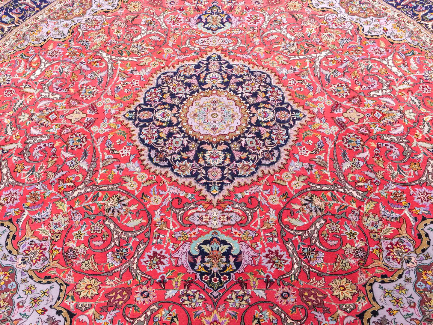 Sehr feiner, runder, handgeknüpfter Khademi Orientteppich mit Täbriz Design aus Wolle und Seide, rot, blau. 272x272 cm. Vertrieb durch Jupiter Intl.