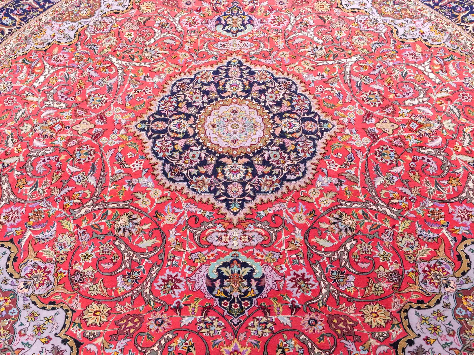 Sehr feiner, runder, handgeknüpfter Khademi Orientteppich mit Täbriz Design aus Wolle und Seide, rot, blau. 272x272 cm. Vertrieb durch Jupiter Intl.