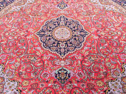 Sehr feiner, runder, handgeknüpfter Khademi Orientteppich mit Täbriz Design aus Wolle und Seide, rot, blau. 272x272 cm. Vertrieb durch Jupiter Intl.