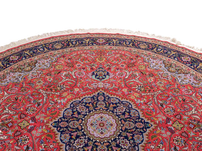 Sehr feiner, runder, handgeknüpfter Khademi Orientteppich mit Täbriz Design aus Wolle mit Seide, rot und blau. 275x275 cm. Vertrieb durch Jupiter Intl.