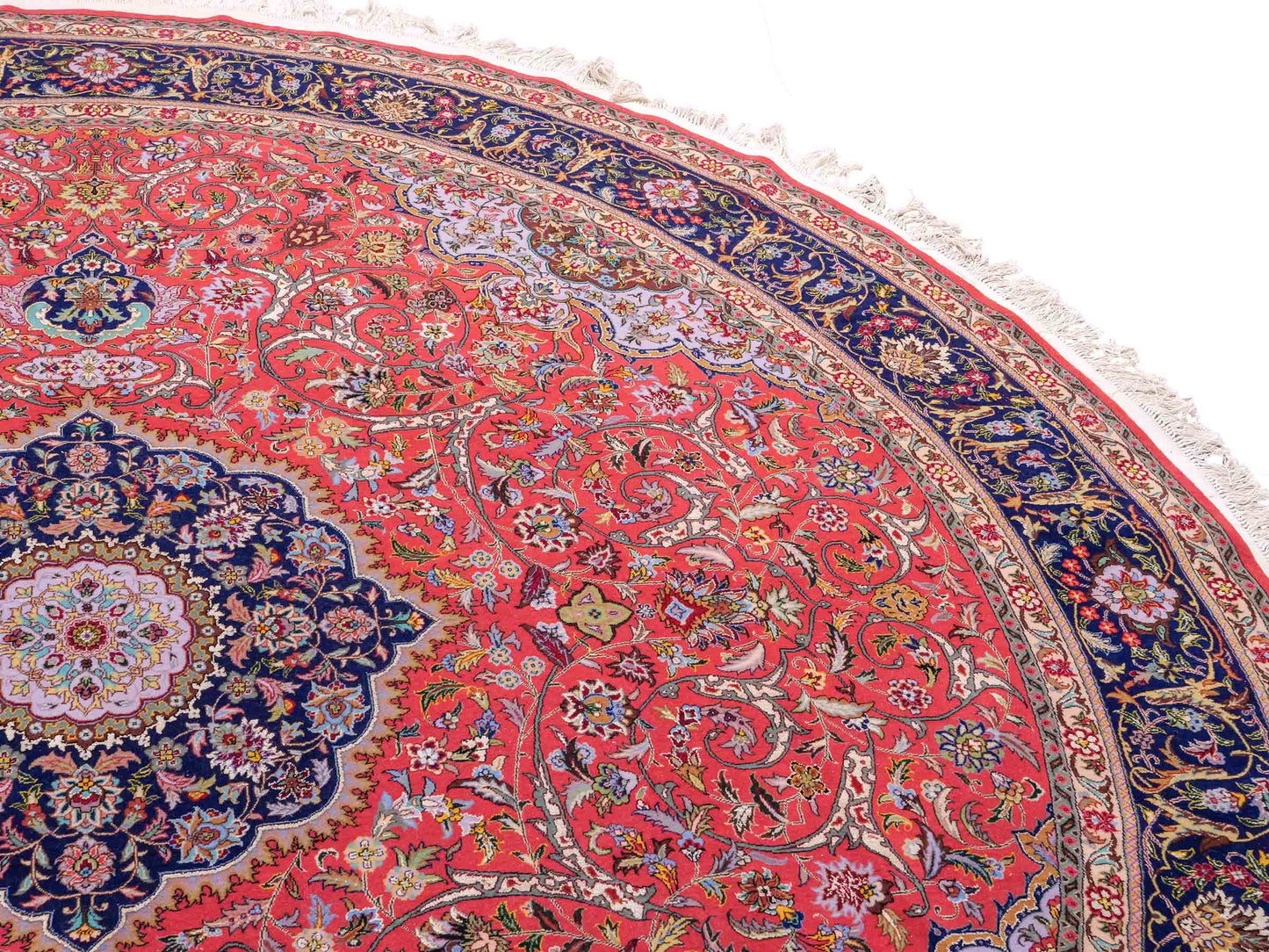 Sehr feiner, runder, handgeknüpfter Khademi Orientteppich mit Täbriz Design aus Wolle mit Seide, rot und blau. 275x275 cm. Vertrieb durch Jupiter Intl.