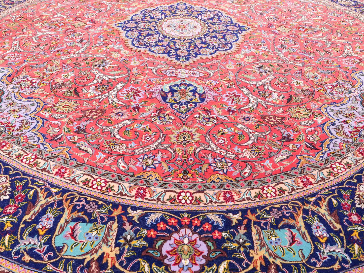 Sehr feiner, runder, handgeknüpfter Orientteppich mit Täbriz Design aus Wolle mit Seide, rot und blau. 275x275 cm. Vertrieb durch Jupiter Intl.