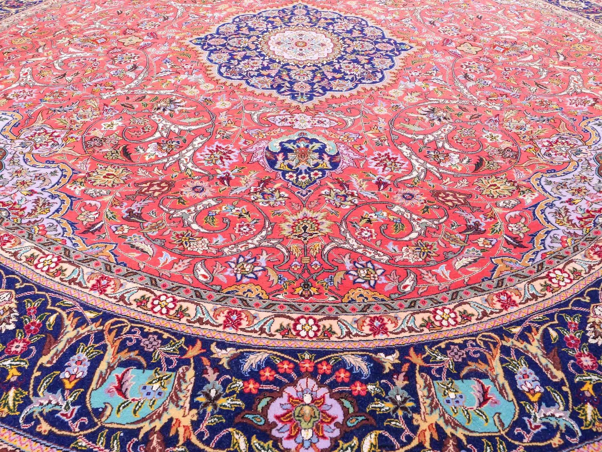 Sehr feiner, runder, handgeknüpfter Orientteppich mit Täbriz Design aus Wolle mit Seide, rot und blau. 275x275 cm. Vertrieb durch Jupiter Intl.