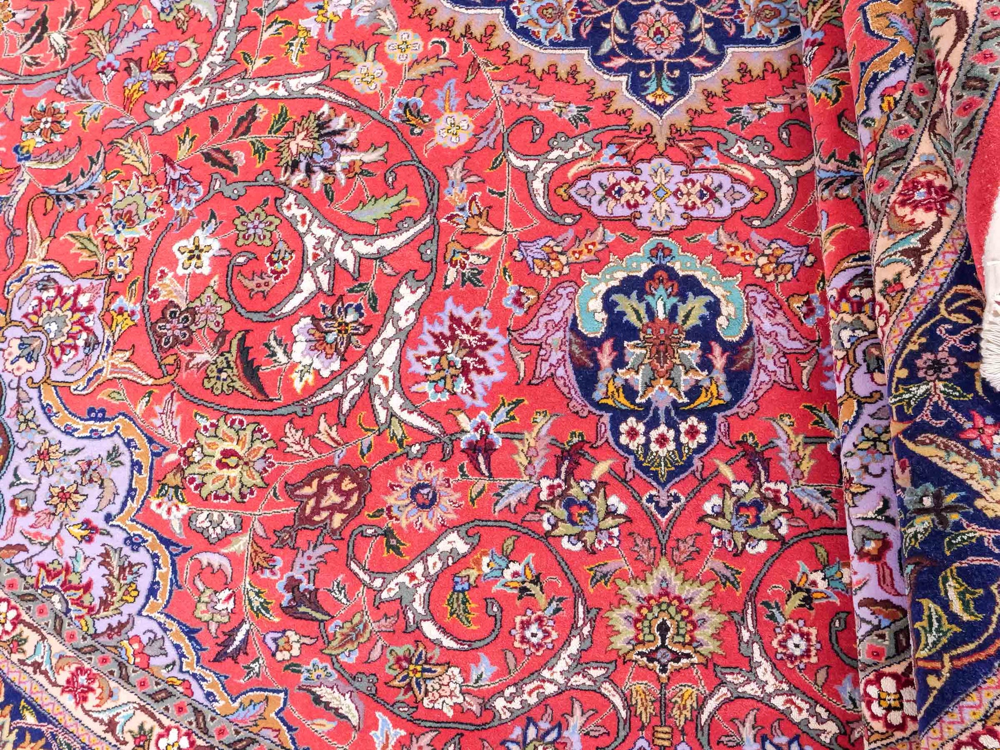 Sehr feiner, runder, handgeknüpfter Khademi Orientteppich mit Täbriz Design aus Wolle mit Seide, rot und blau. 275x275 cm. Vertrieb durch Jupiter Intl.