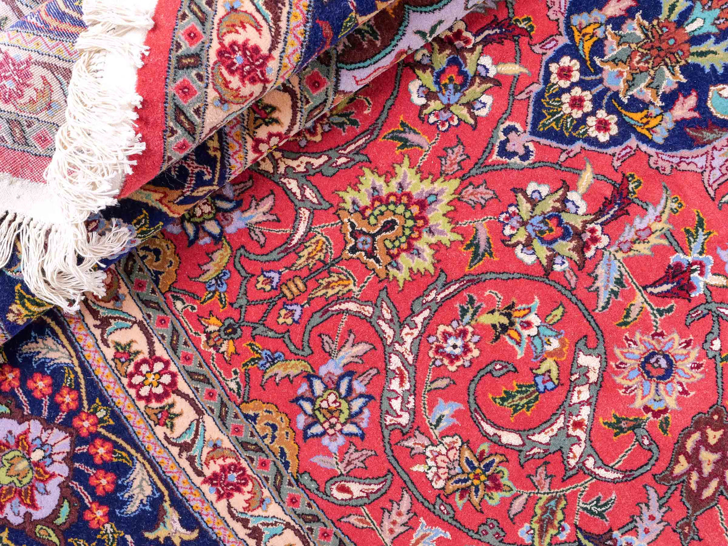 Sehr feiner, runder, handgeknüpfter Khademi Orientteppich mit Täbriz Design aus Wolle mit Seide, rot und blau. 275x275 cm. Vertrieb durch Jupiter Intl.