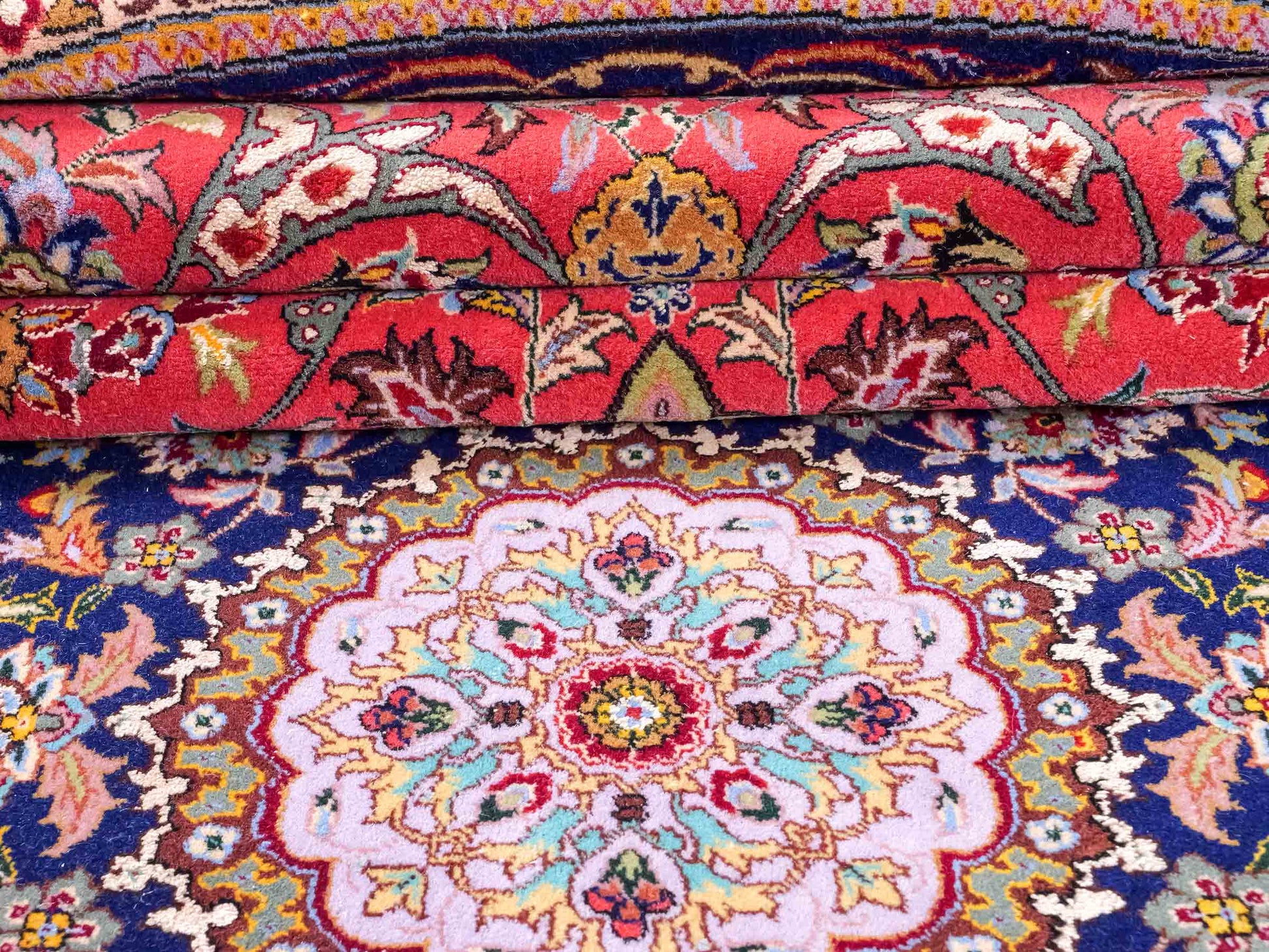 Sehr feiner, runder, handgeknüpfter Khademi Orientteppich mit Täbriz Design aus Wolle mit Seide, rot und blau. 275x275 cm. Vertrieb durch Jupiter Intl.