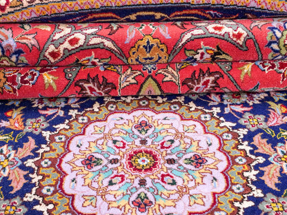 Sehr feiner, runder, handgeknüpfter Khademi Orientteppich mit Täbriz Design aus Wolle mit Seide, rot und blau. 275x275 cm. Vertrieb durch Jupiter Intl.