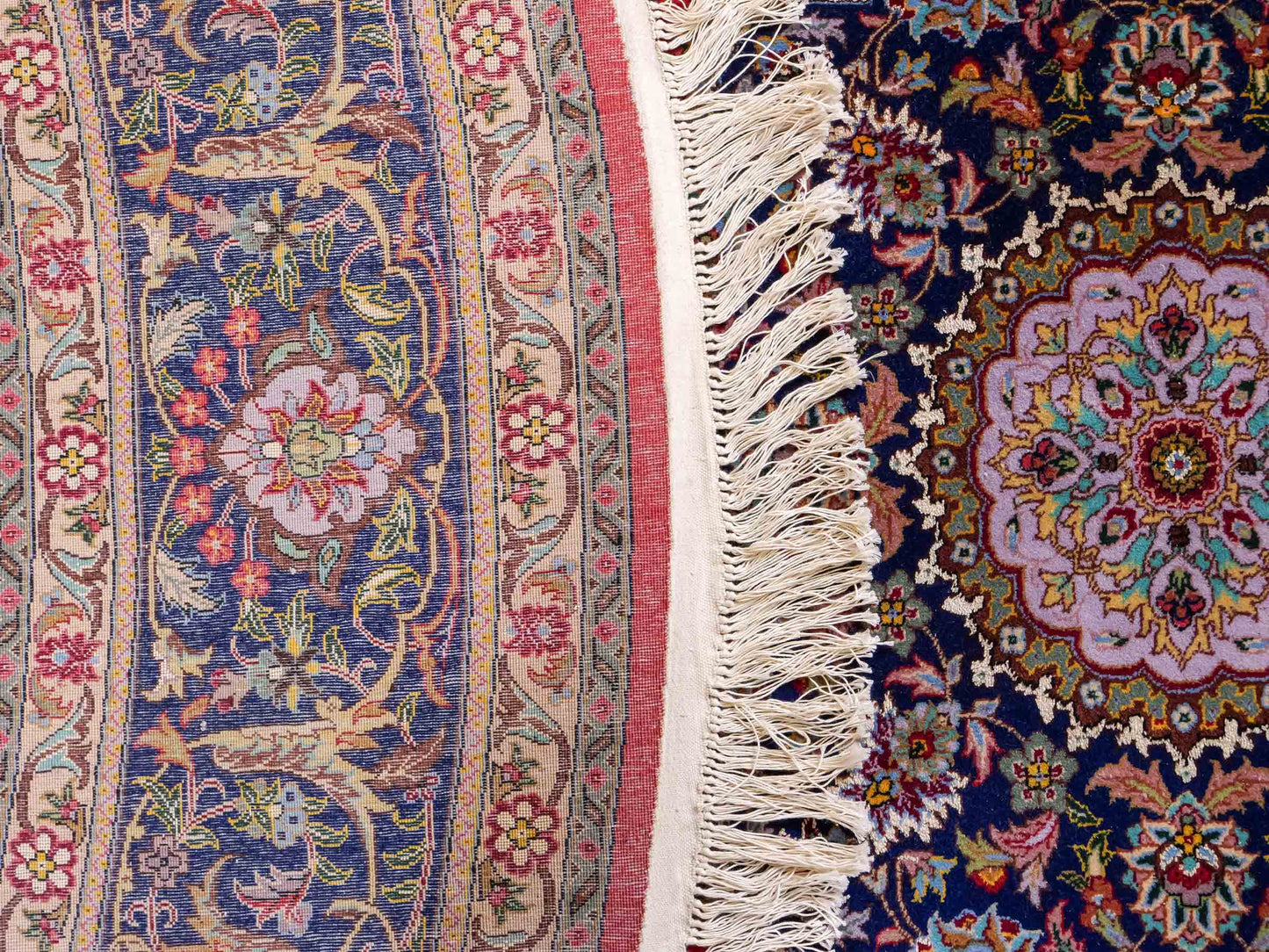 Sehr feiner, runder, handgeknüpfter Khademi Orientteppich mit Täbriz Design aus Wolle mit Seide, rot und blau. 275x275 cm. Vertrieb durch Jupiter Intl.
