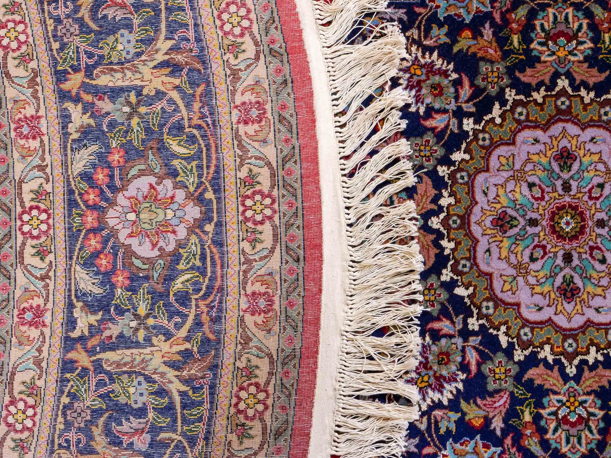 Sehr feiner, runder, handgeknüpfter Khademi Orientteppich mit Täbriz Design aus Wolle mit Seide, rot und blau. 275x275 cm. Vertrieb durch Jupiter Intl.