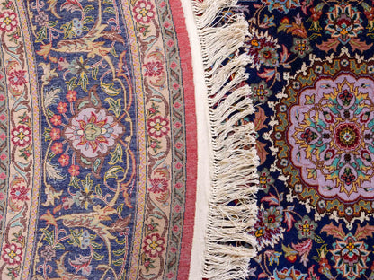 Sehr feiner, runder, handgeknüpfter Khademi Orientteppich mit Täbriz Design aus Wolle mit Seide, rot und blau. 275x275 cm. Vertrieb durch Jupiter Intl.