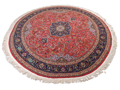 Sehr feiner, runder, handgeknüpfter Khademi Orientteppich mit Täbriz Design aus Wolle mit Seide, rot und blau. 275x275 cm. Vertrieb durch Jupiter Intl.