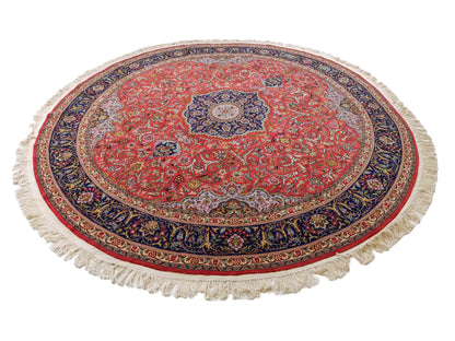 Sehr feiner, runder, handgeknüpfter Khademi Orientteppich mit Täbriz Design aus Wolle mit Seide, rot und blau. 275x275 cm. Vertrieb durch Jupiter Intl.