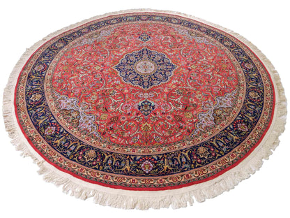 Sehr feiner, runder, handgeknüpfter Khademi Orientteppich mit Täbriz Design aus Wolle mit Seide, rot und blau. 275x275 cm. Vertrieb durch Jupiter Intl.
