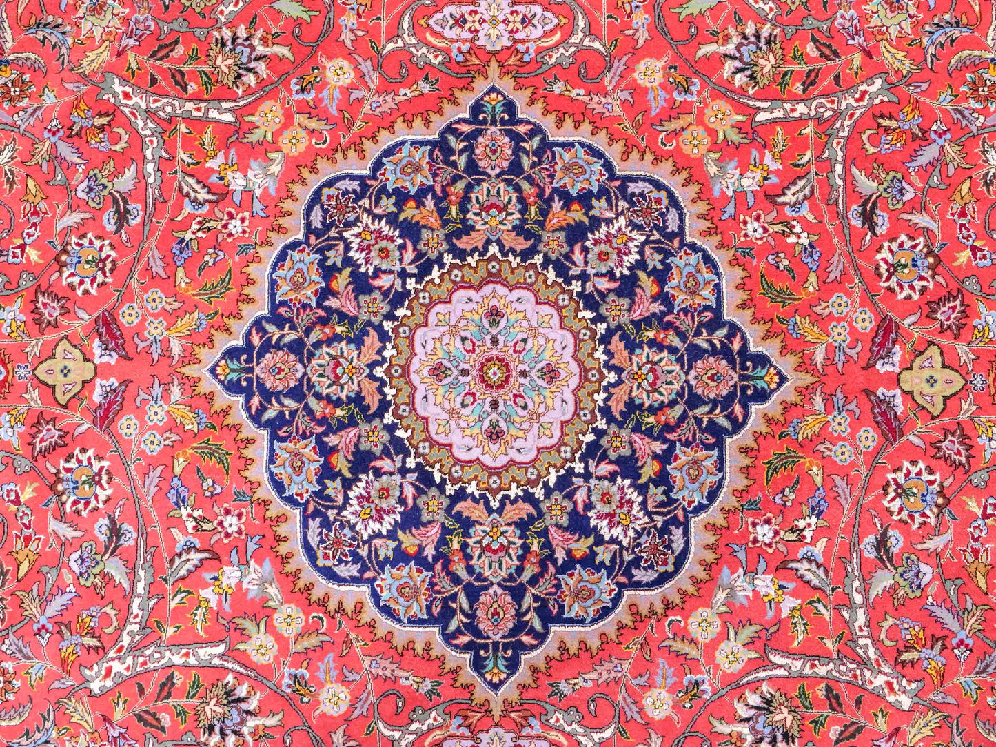 Sehr feiner, runder, handgeknüpfter Khademi Orientteppich mit Täbriz Design aus Wolle mit Seide, rot und blau. 275x275 cm. Vertrieb durch Jupiter Intl.