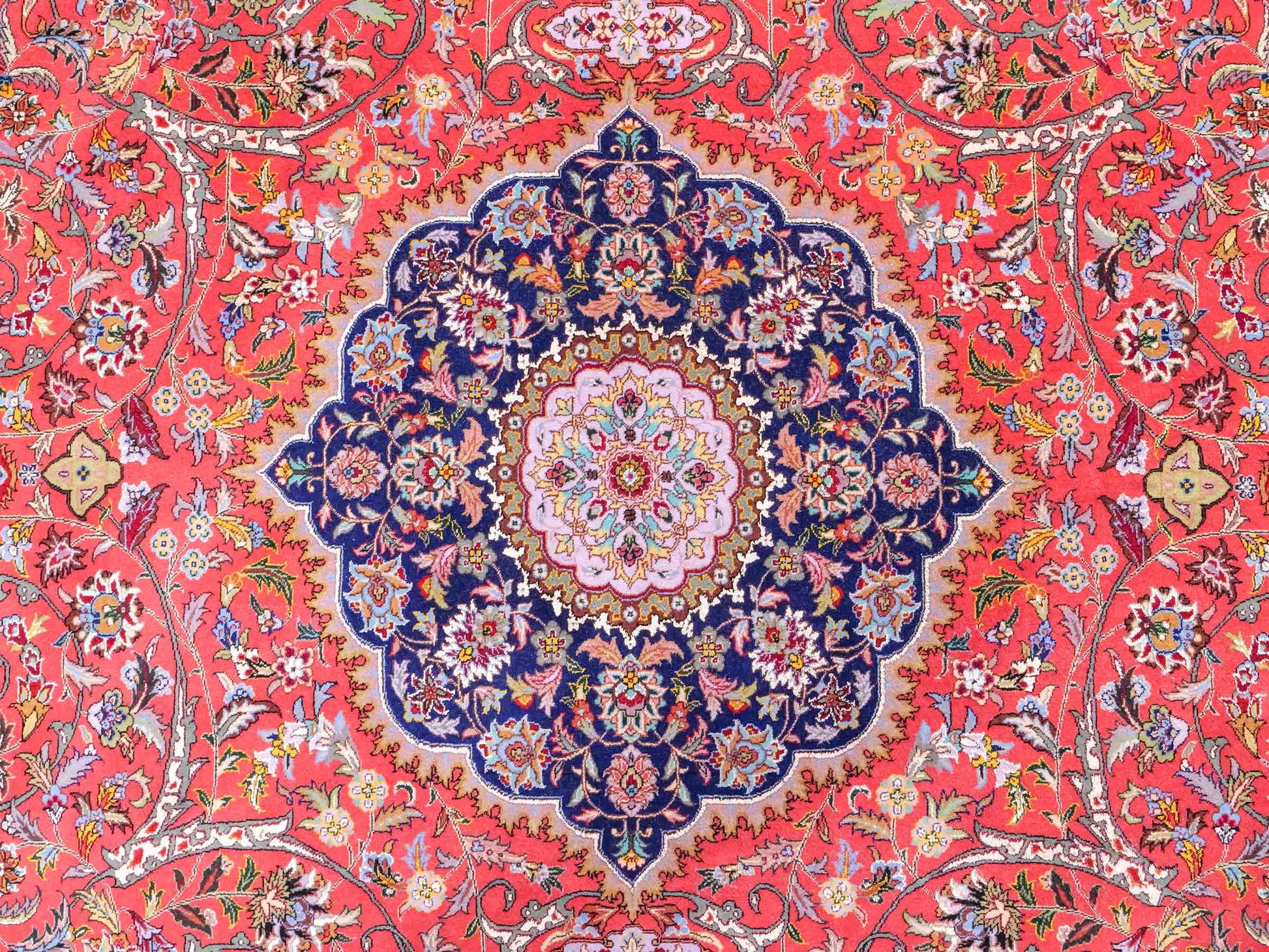 Sehr feiner, runder, handgeknüpfter Khademi Orientteppich mit Täbriz Design aus Wolle mit Seide, rot und blau. 275x275 cm. Vertrieb durch Jupiter Intl.