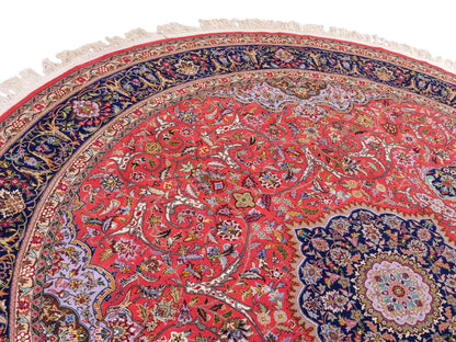 Sehr feiner, runder, handgeknüpfter Khademi Orientteppich mit Täbriz Design aus Wolle mit Seide, rot und blau. 275x275 cm. Vertrieb durch Jupiter Intl.