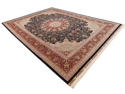 Sehr feiner, handgeknüpfter Khademi Orientteppich mit Täbriz Design aus Wolle mit Seide, blau, rot. 430x307 cm. Vertrieb durch Jupiter Intl.