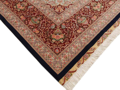 Sehr feiner, handgeknüpfter Khademi Orientteppich mit Täbriz Design aus Wolle mit Seide, blau, rot. 430x307 cm. Vertrieb durch Jupiter Intl.