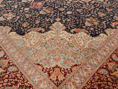 Sehr feiner, handgeknüpfter Khademi Orientteppich mit Täbriz Design aus Wolle mit Seide, blau, rot. 430x307 cm. Vertrieb durch Jupiter Intl.