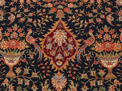 Sehr feiner, handgeknüpfter Khademi Orientteppich mit Täbriz Design aus Wolle mit Seide, blau, rot. 430x307 cm. Vertrieb durch Jupiter Intl.