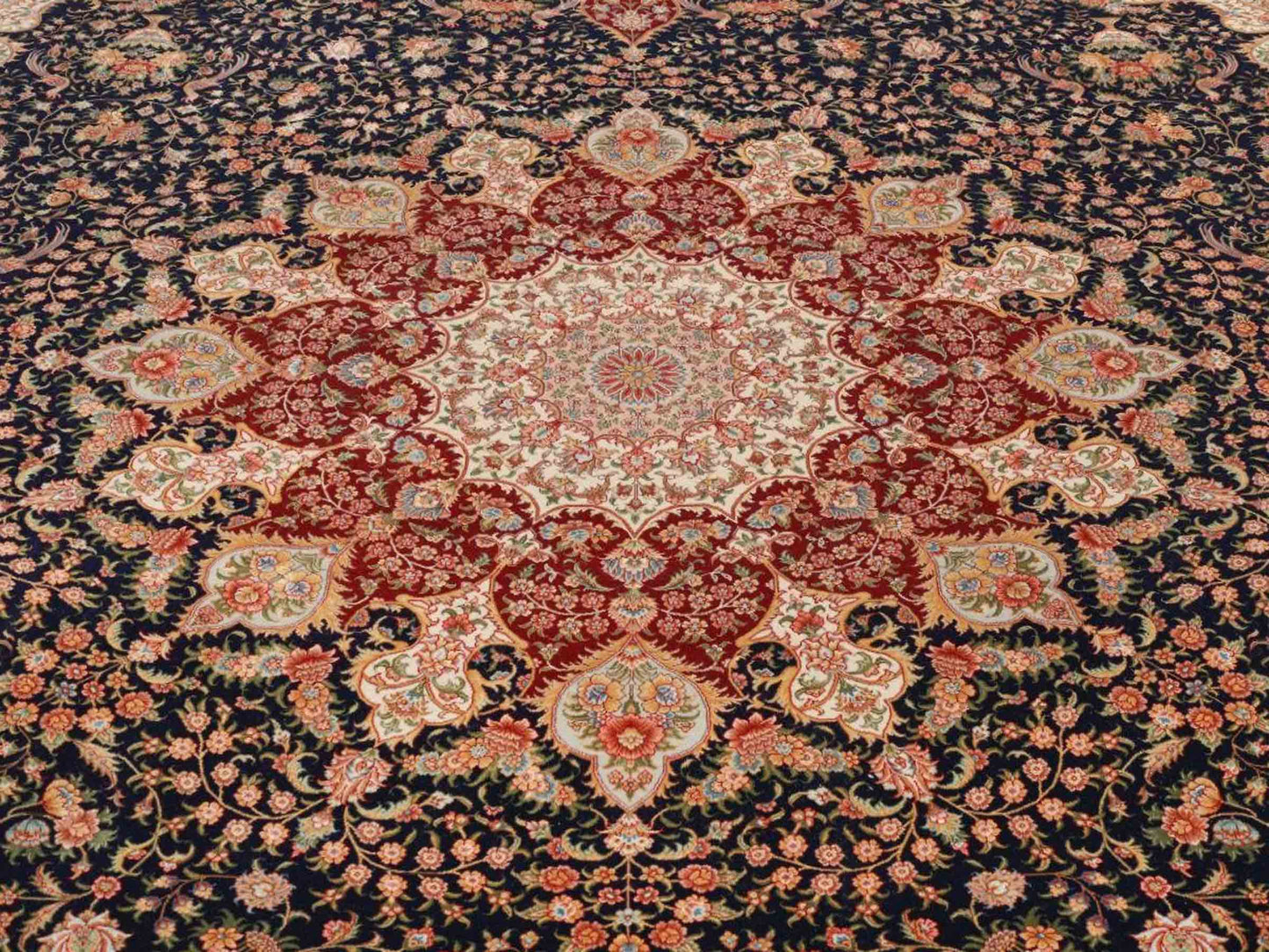 Sehr feiner, handgeknüpfter Khademi Orientteppich mit Täbriz Design aus Wolle mit Seide, blau, rot. 430x307 cm. Vertrieb durch Jupiter Intl.