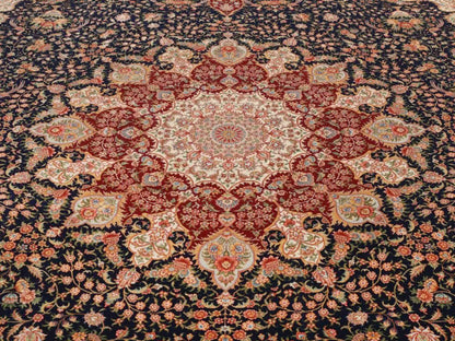 Sehr feiner, handgeknüpfter Khademi Orientteppich mit Täbriz Design aus Wolle mit Seide, blau, rot. 430x307 cm. Vertrieb durch Jupiter Intl.
