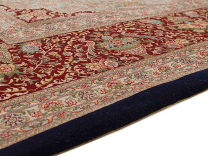 Sehr feiner, handgeknüpfter Khademi Orientteppich mit Täbriz Design aus Wolle mit Seide, blau, rot. 430x307 cm. Vertrieb durch Jupiter Intl.
