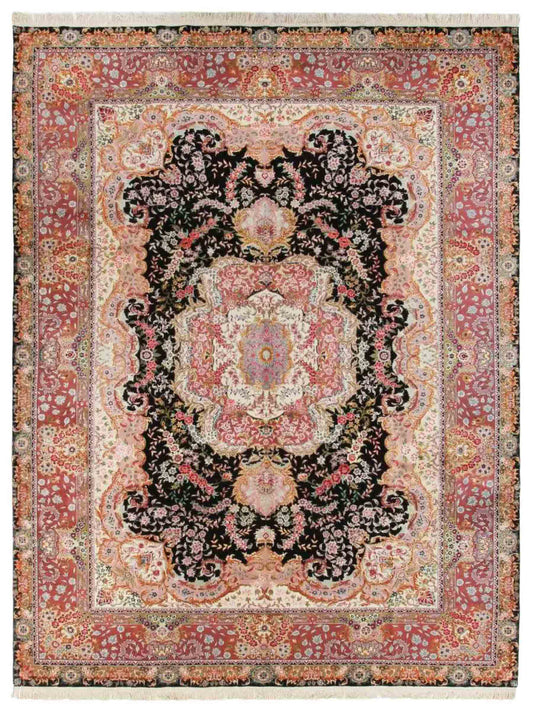 Sehr feiner, handgeknüpfter Khademi Orientteppich mit Täbriz Design aus Wolle mit Seide, schwarz, rosa. 429x312 cm. Vertrieb durch Jupiter Intl.