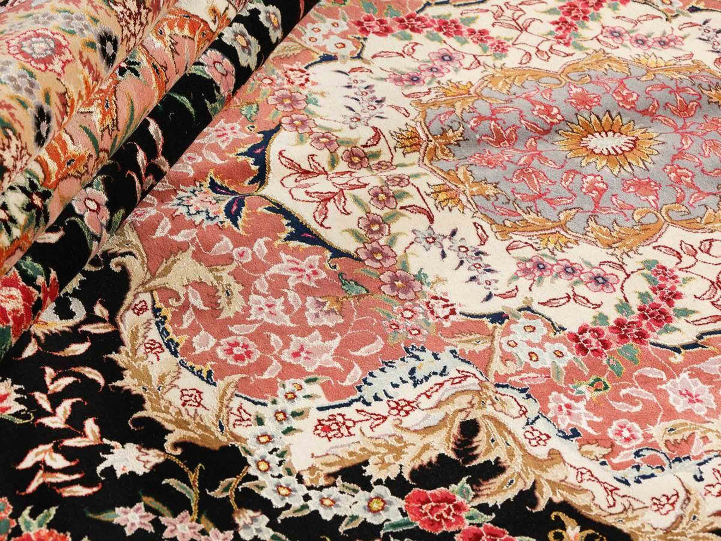 Sehr feiner, handgeknüpfter Khademi Orientteppich mit Täbriz Design aus Wolle mit Seide, schwarz, rosa. 429x312 cm. Vertrieb durch Jupiter Intl.