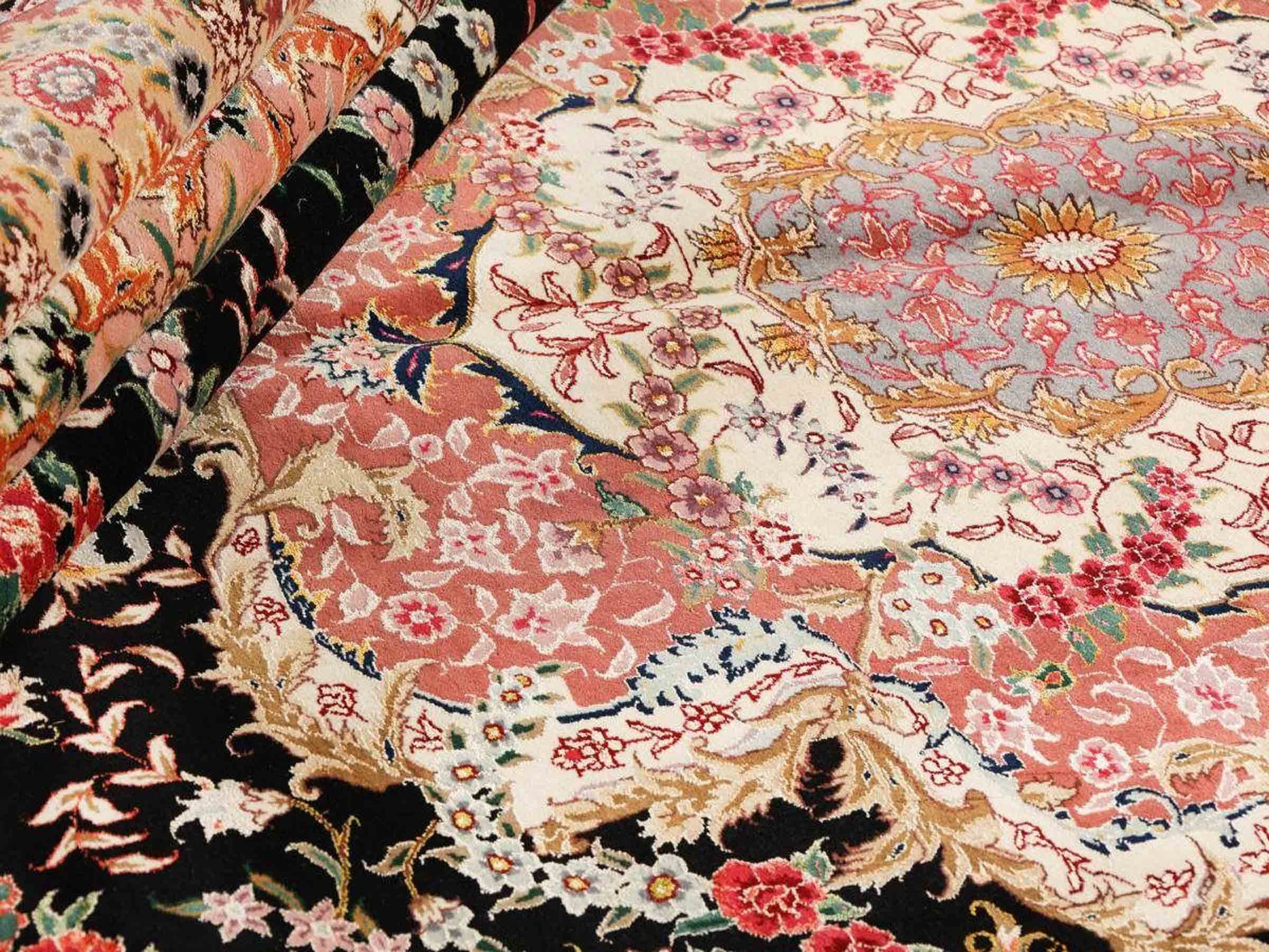 Sehr feiner, handgeknüpfter Khademi Orientteppich mit Täbriz Design aus Wolle mit Seide, schwarz, rosa. 429x312 cm. Vertrieb durch Jupiter Intl.