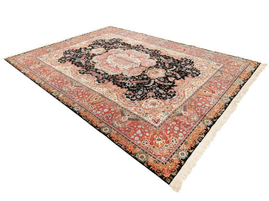 Sehr feiner, handgeknüpfter Khademi Orientteppich mit Täbriz Design aus Wolle mit Seide, schwarz, rosa. 429x312 cm. Vertrieb durch Jupiter Intl.