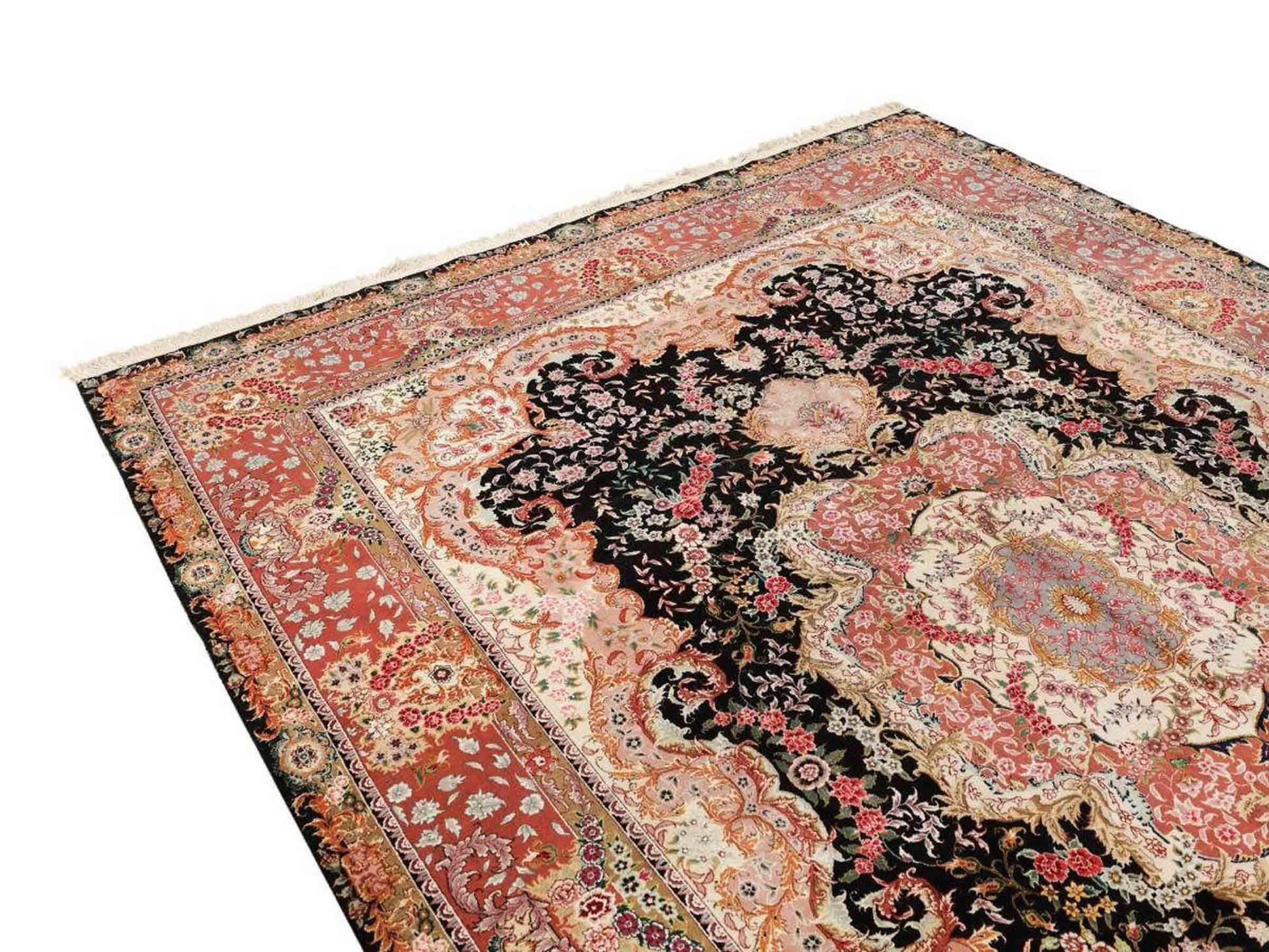Sehr feiner, handgeknüpfter Khademi Orientteppich mit Täbriz Design aus Wolle mit Seide, schwarz, rosa. 429x312 cm. Vertrieb durch Jupiter Intl.