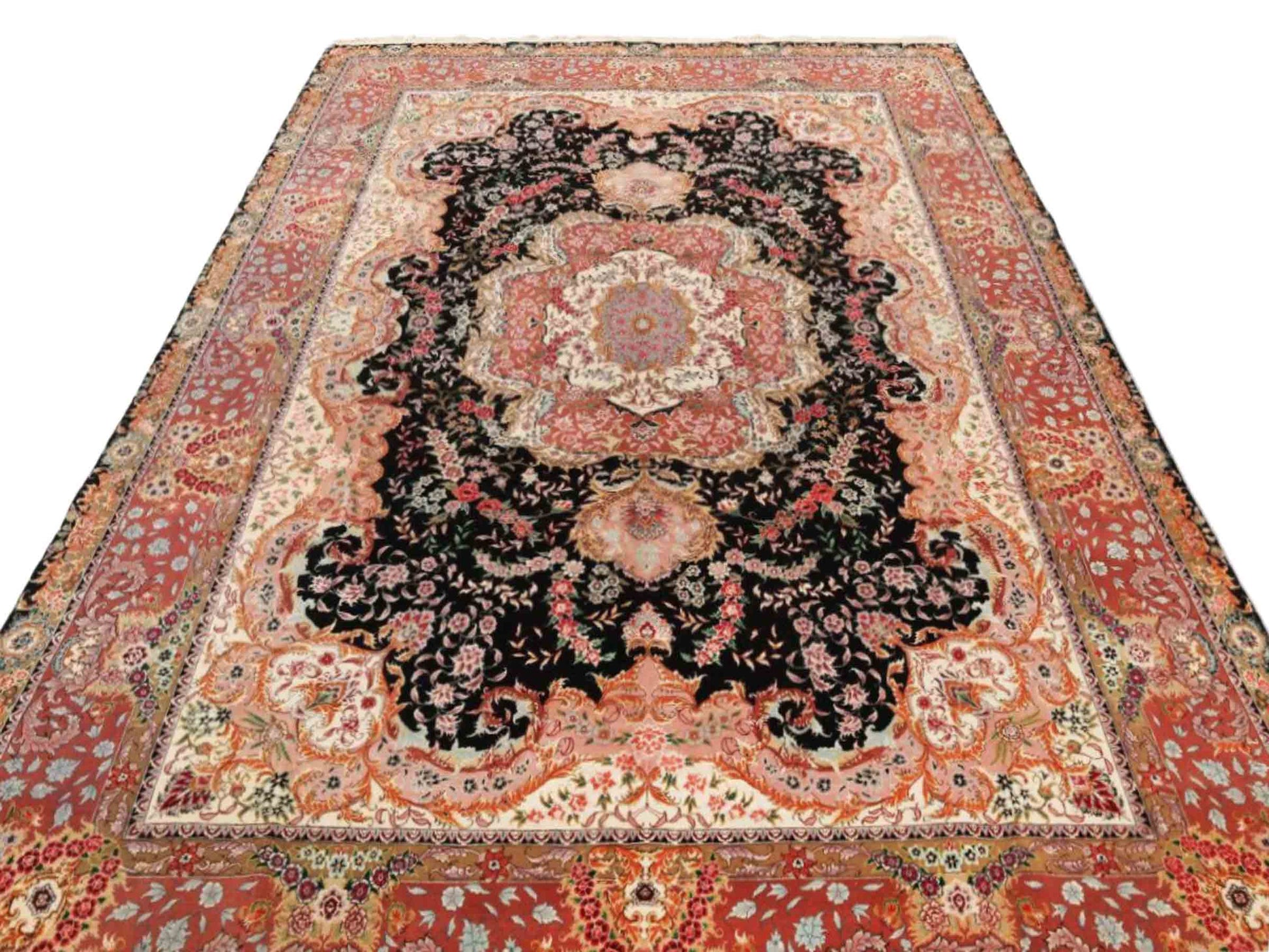 Sehr feiner, handgeknüpfter Khademi Orientteppich mit Täbriz Design aus Wolle mit Seide, schwarz, rosa. 429x312 cm. Vertrieb durch Jupiter Intl.