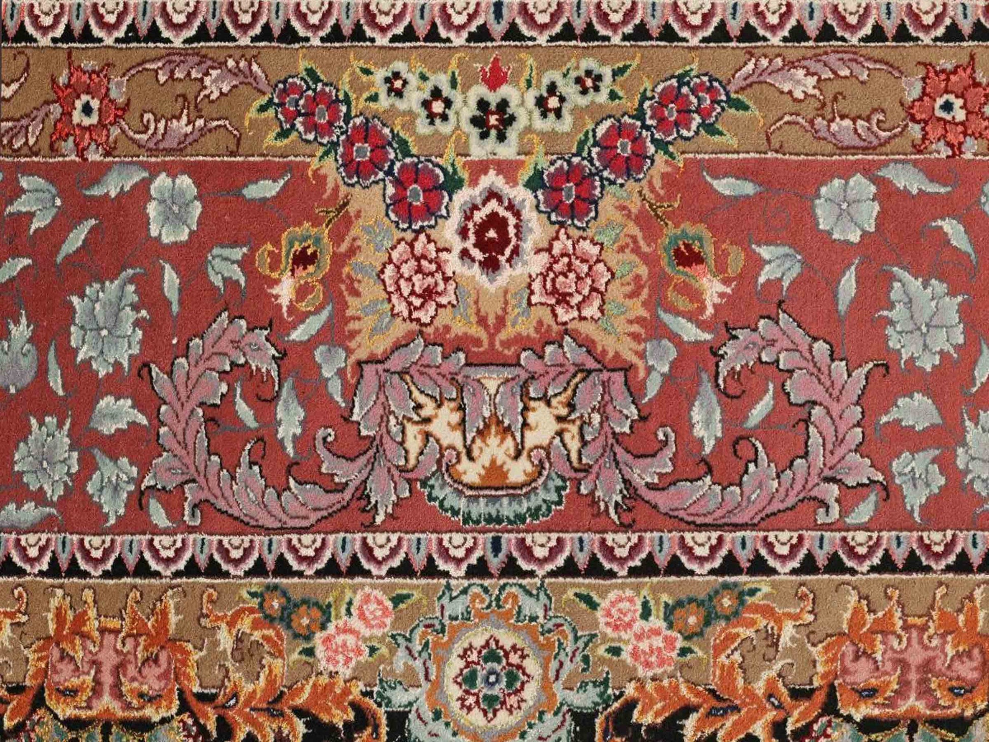 Sehr feiner, handgeknüpfter Khademi Orientteppich mit Täbriz Design aus Wolle mit Seide, schwarz, rosa. 429x312 cm. Vertrieb durch Jupiter Intl.