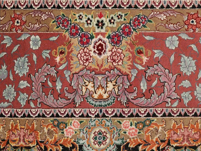 Sehr feiner, handgeknüpfter Khademi Orientteppich mit Täbriz Design aus Wolle mit Seide, schwarz, rosa. 429x312 cm. Vertrieb durch Jupiter Intl.