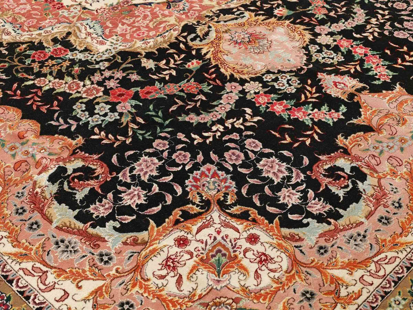Sehr feiner, handgeknüpfter Khademi Orientteppich mit Täbriz Design aus Wolle mit Seide, schwarz, rosa. 429x312 cm. Vertrieb durch Jupiter Intl.