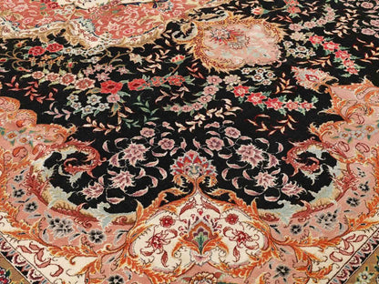 Sehr feiner, handgeknüpfter Khademi Orientteppich mit Täbriz Design aus Wolle mit Seide, schwarz, rosa. 429x312 cm. Vertrieb durch Jupiter Intl.