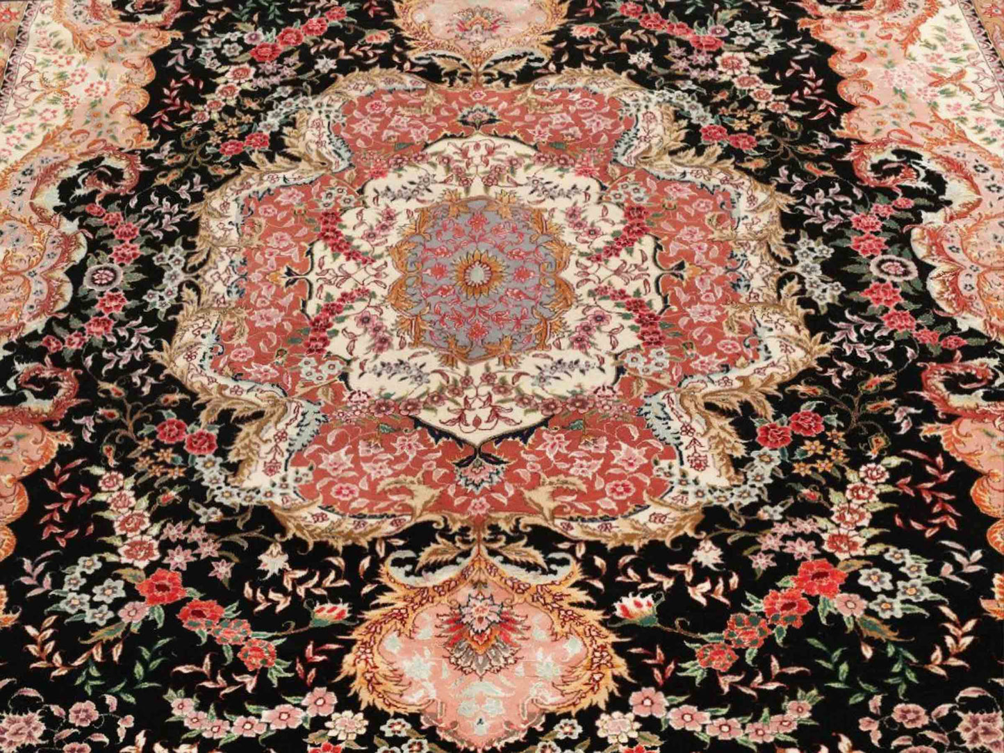 Sehr feiner, handgeknüpfter Khademi Orientteppich mit Täbriz Design aus Wolle mit Seide, schwarz, rosa. 429x312 cm. Vertrieb durch Jupiter Intl.