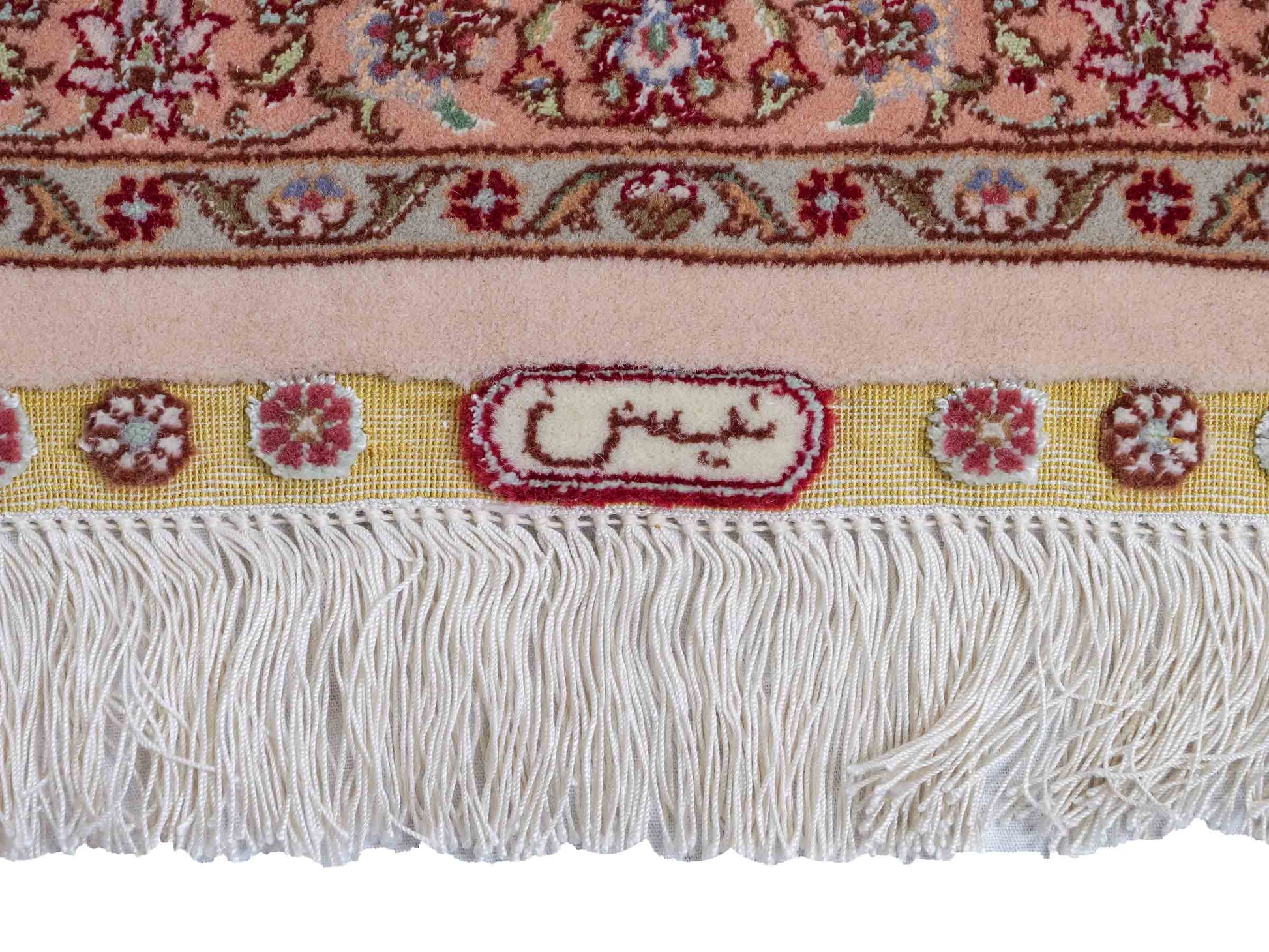 Sehr feiner, handgeknüpfter Khademi Orientteppich mit Täbriz Design aus Wolle mit Seide, creme, weiß, lachs. 304x207 cm. Vertrieb durch Jupiter Intl.