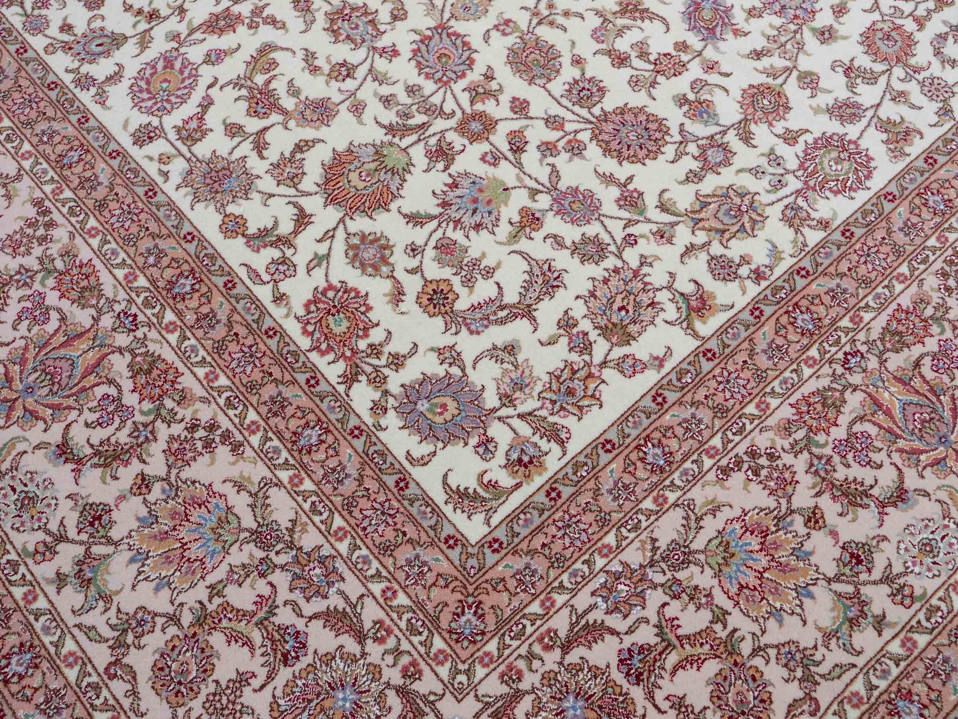 Sehr feiner, handgeknüpfter Khademi Orientteppich mit Täbriz Design aus Wolle mit Seide, creme, weiß, lachs. 304x207 cm. Vertrieb durch Jupiter Intl.