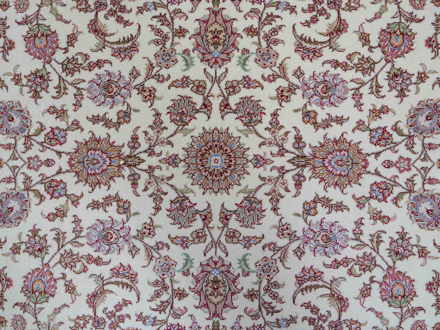 Sehr feiner, handgeknüpfter Khademi Orientteppich mit Täbriz Design aus Wolle mit Seide, creme, weiß, lachs. 304x207 cm. Vertrieb durch Jupiter Intl.