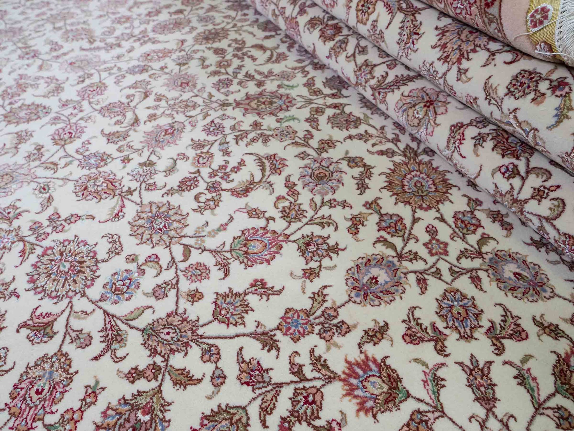 Sehr feiner, handgeknüpfter Khademi Orientteppich mit Täbriz Design aus Wolle mit Seide, creme, weiß, lachs. 304x207 cm. Vertrieb durch Jupiter Intl.