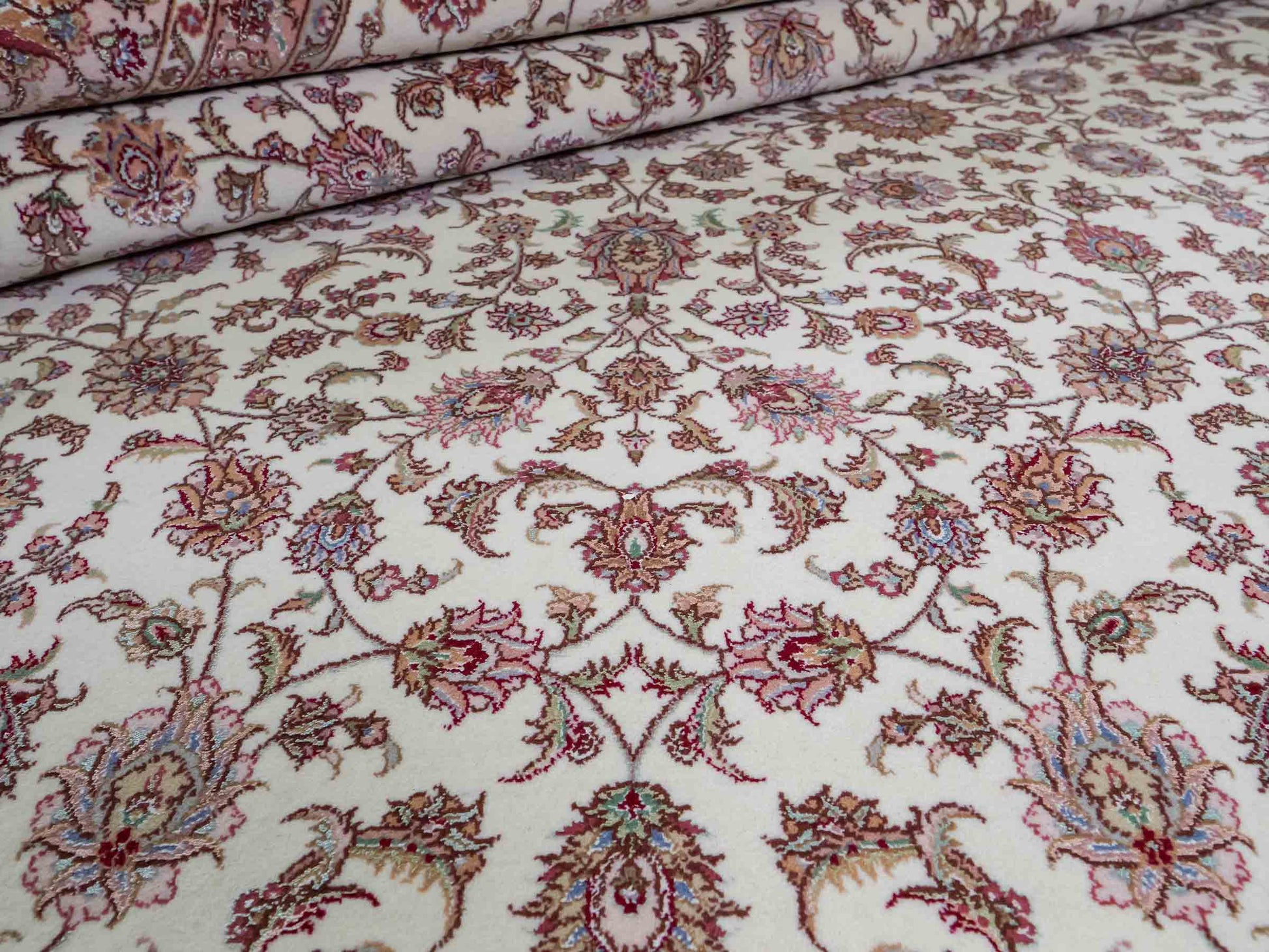 Sehr feiner, handgeknüpfter Khademi Orientteppich mit Täbriz Design aus Wolle mit Seide, creme, weiß, lachs. 304x207 cm. Vertrieb durch Jupiter Intl.