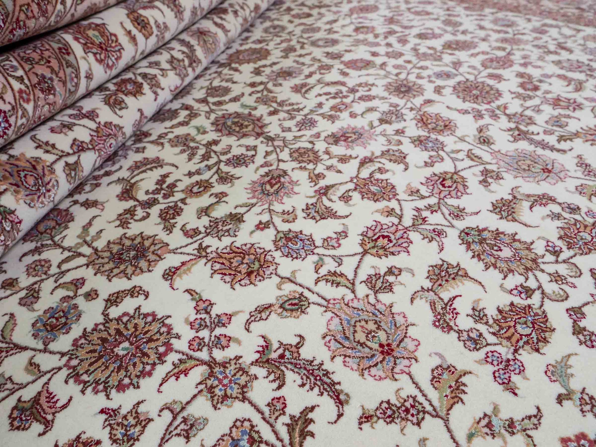 Sehr feiner, handgeknüpfter Khademi Orientteppich mit Täbriz Design aus Wolle mit Seide, creme, weiß, lachs. 304x207 cm. Vertrieb durch Jupiter Intl.