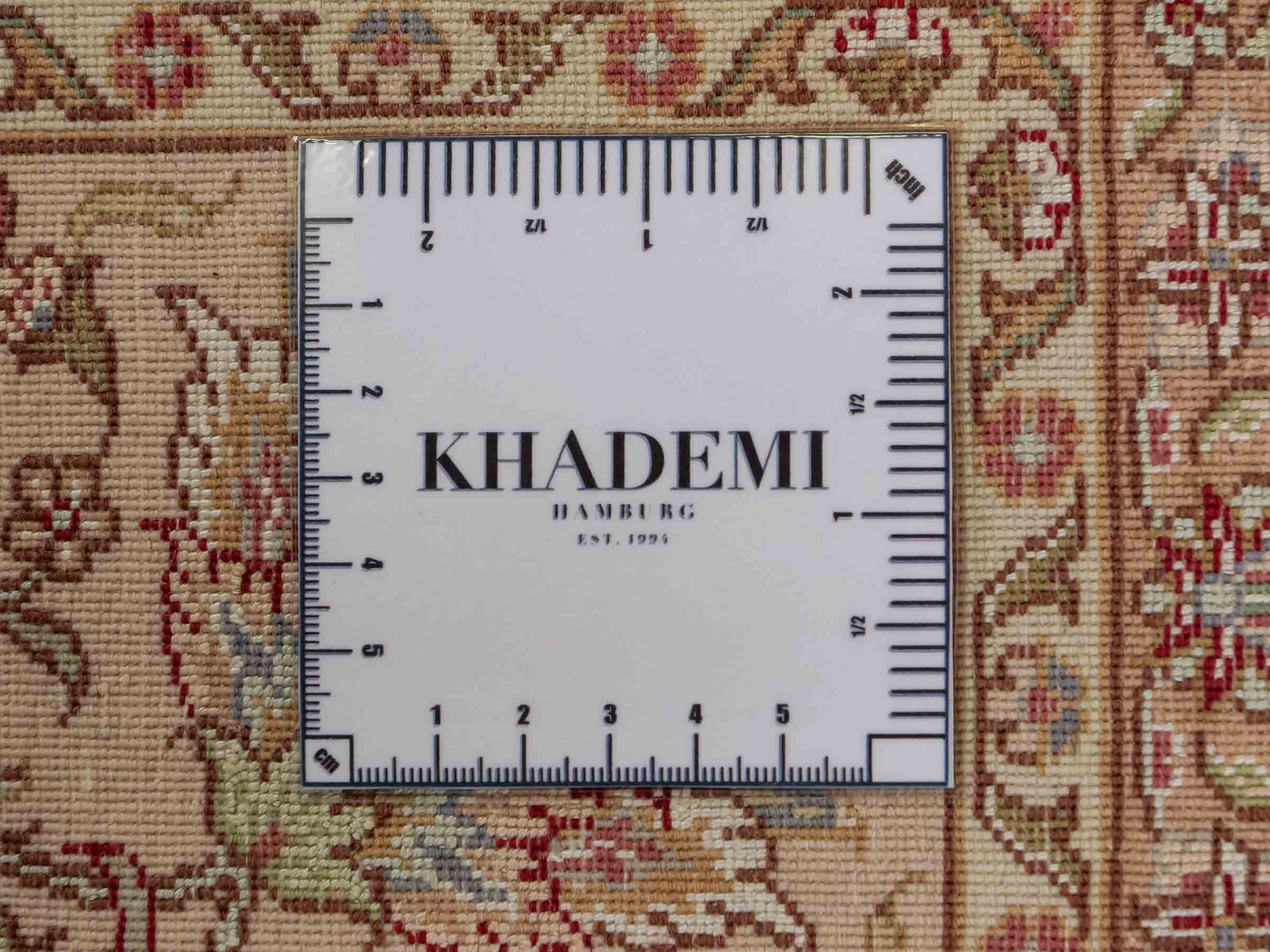 Sehr feiner, handgeknüpfter Khademi Orientteppich mit Täbriz Design aus Wolle mit Seide, creme, weiß, lachs. 304x207 cm. Vertrieb durch Jupiter Intl.