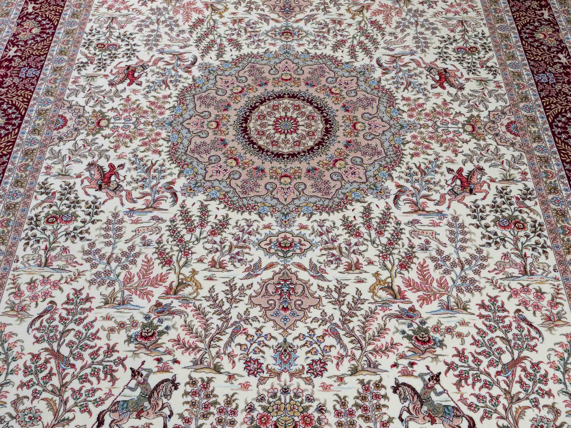 Sehr feiner, handgeknüpfter Khademi Orientteppich mit Täbriz Design aus Wolle mit Seide, creme, weiß, rot. 305x207 cm. Vertrieb druch Jupiter Intl.