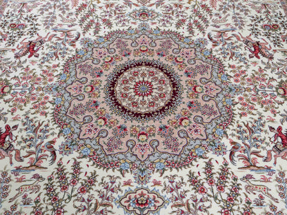 Sehr feiner, handgeknüpfter Khademi Orientteppich mit Täbriz Design aus Wolle mit Seide, creme, weiß, rot. 305x207 cm. Vertrieb druch Jupiter Intl.